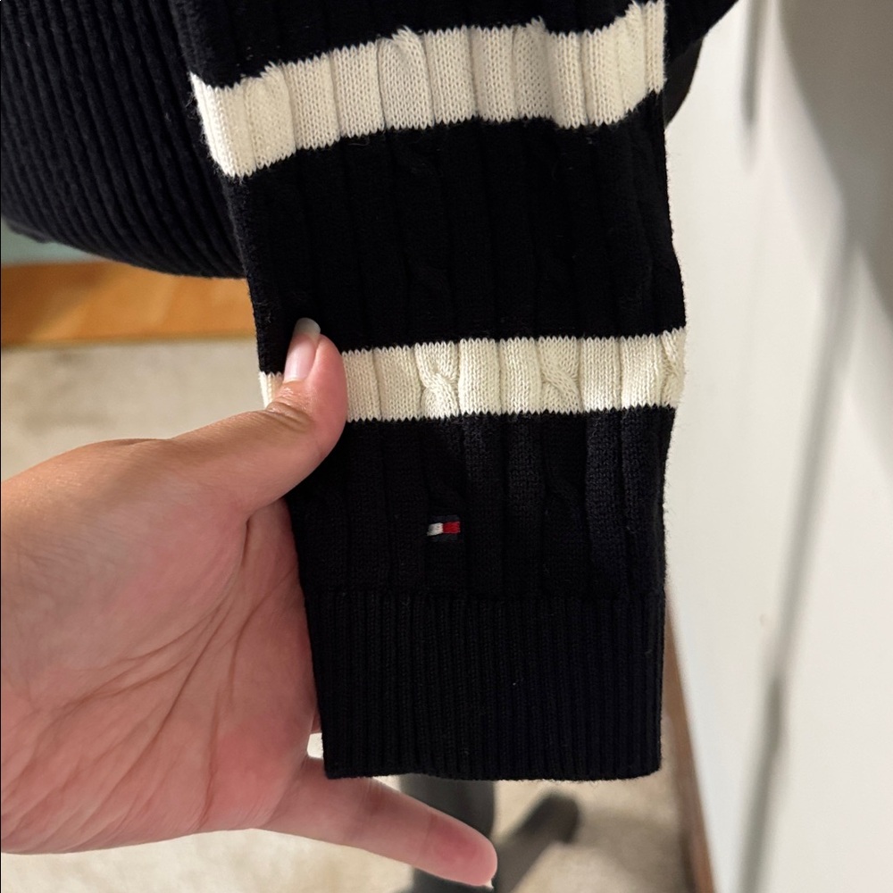 Tommy Hilfiger Black & White Striped V-Neck Sweater Size M - Picture 2 of 4